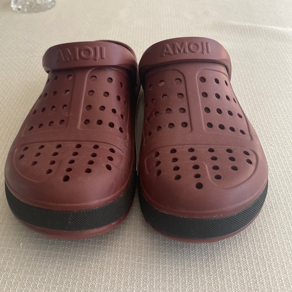 Amoji Maroon Shoes Size:9.5 mens